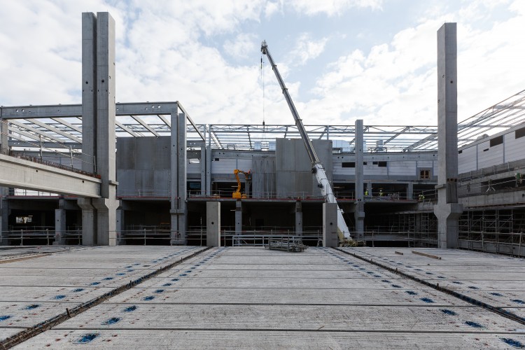 bâtiment commercial avec ossature en béton précontraint